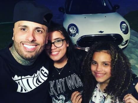 "Soy muy celoso con mi familia, no quiero que nada les pase", ha comentado el artista en repetidas ocasiones. Cuando no está de gira, aprovecha cualquier momento para pasar con sus nenas.