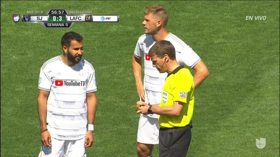 Tarjeta amarilla. El árbitro amonesta a Harold Cummings de San Jose Earthquakes