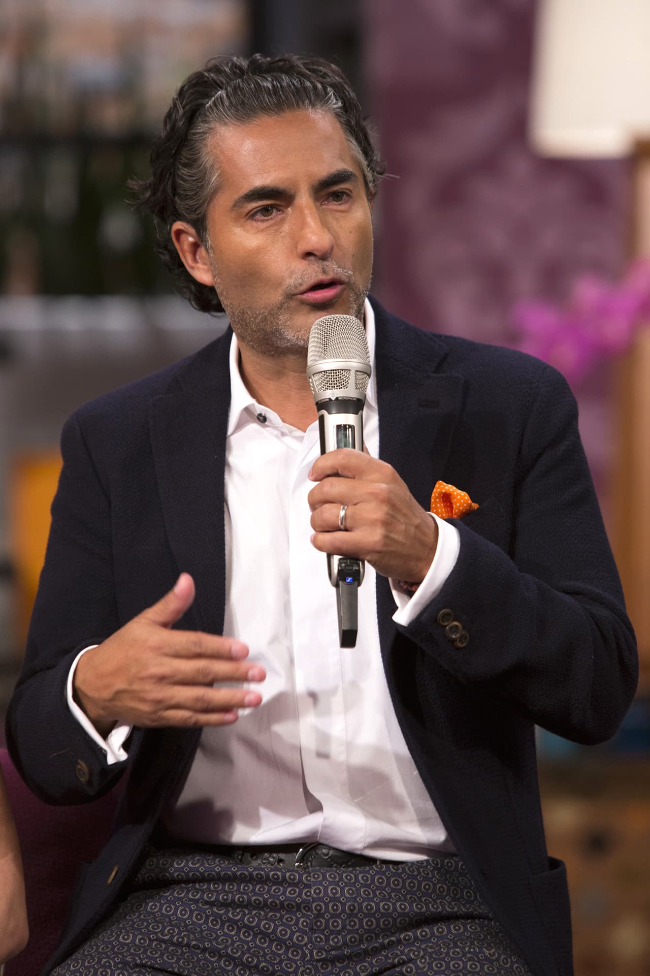 "La verdad yo me he cuidado mucho este tiempo, por el respeto. 
<b><a href="https://www.univision.com/famosos/raul-araiza-tiene-un-nuevo-amor-4-meses-despues-de-anunciar-una-pausa-en-su-matrimonio-de-24-anos-fotos">Sí estoy saliendo con alguien ya muy formal</a></b>, muy contento", comentó a la emisión conducida por Gustavo Adolfo Infante.