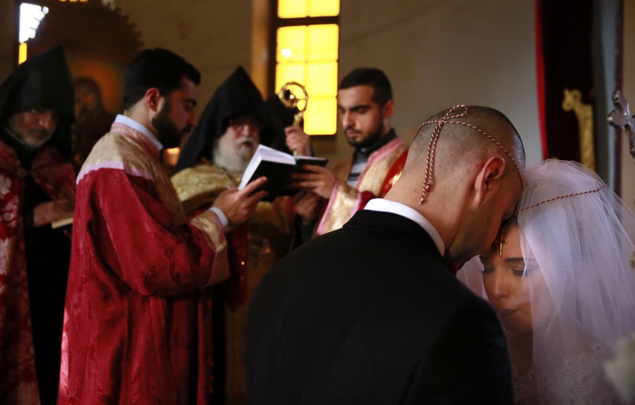 Durante la ceremonia se atan los listones rojo y verde: el primero representa el sacrificio y el segundo la vida.