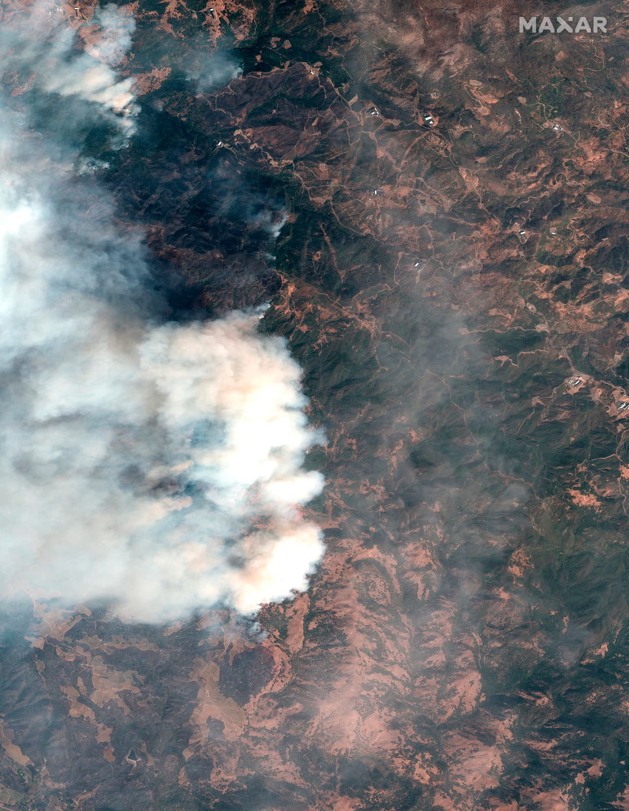 El fuego Kincade, visto desde el espacio el 24 de octubre de 2019, ha destruido al menos 120 inmuebles. Más de 4,500 bomberos le hacen frente y hasta 180,000 personas fueron obligadas a abandonar sus casas en Sonoma, un condado vinícola donde el gobernador Gavin Newsom declaró estado de emergencia.