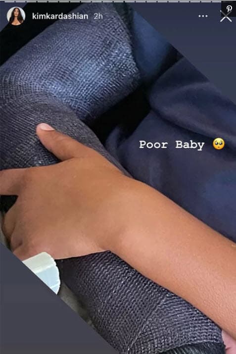 La semana pasada ella confirmó que el niño actualmente usa un aparato ortopédico después de que le quitaron el yeso que tenía en el brazo lesionado.