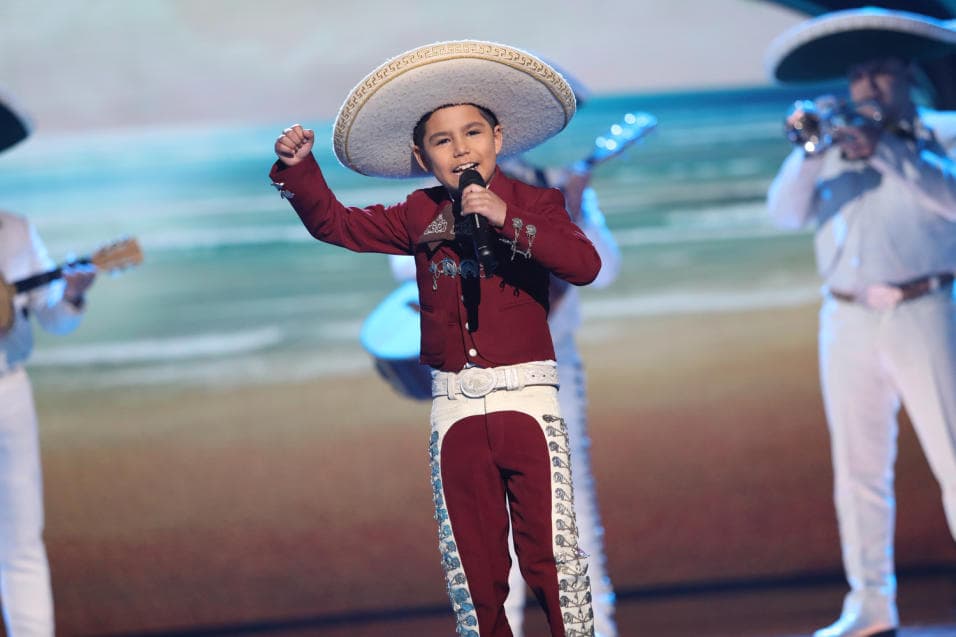 Osvaldo conquistó el escenario de Pequeños Gigantes al cantar el clásico 'La de la mochila azul'.
<b><a href="http://www.univision.com/shows/pequenos-gigantes/osvaldo-conquisto-a-los-jueces-con-el-tema-la-de-la-mochila-azul-video" target="_blank">Mira aquí el VIDEO</a></b>