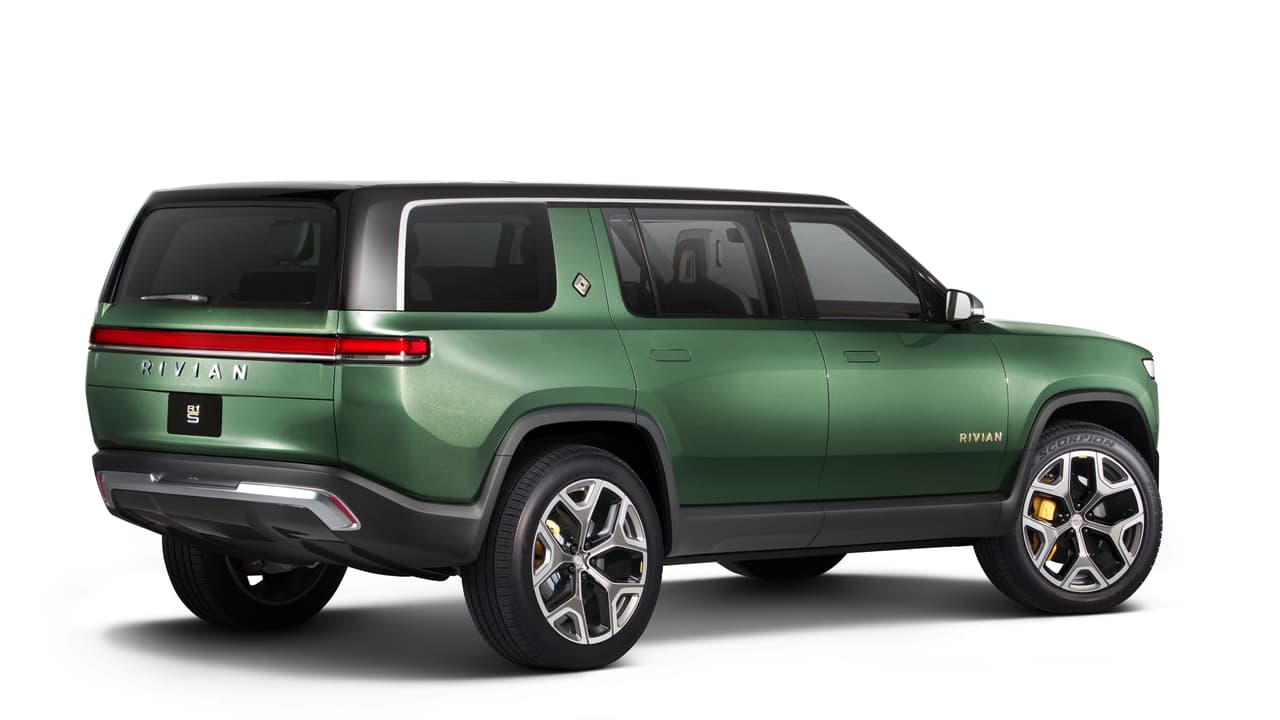 Todas las cifras de performance de la pickup R1T son replicadas en la SUV R1S. Más de 400 millas de autonomía por carga, aceleración brutal de 3 segundos de 0 a 60 millas, capacidad de carga de 1765 lbs (800 kgs) y capacidad de remolque de 11,000 libras (5,000 kilos), casi
<b>5,000 libras más que una Cadillac Escalade</b>.