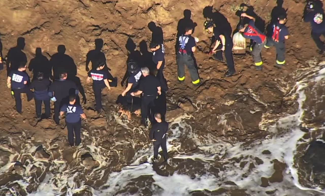 Rescatistas intentan recuperar el cuerpo de una mujer sepultada en un deslave en San Francisco