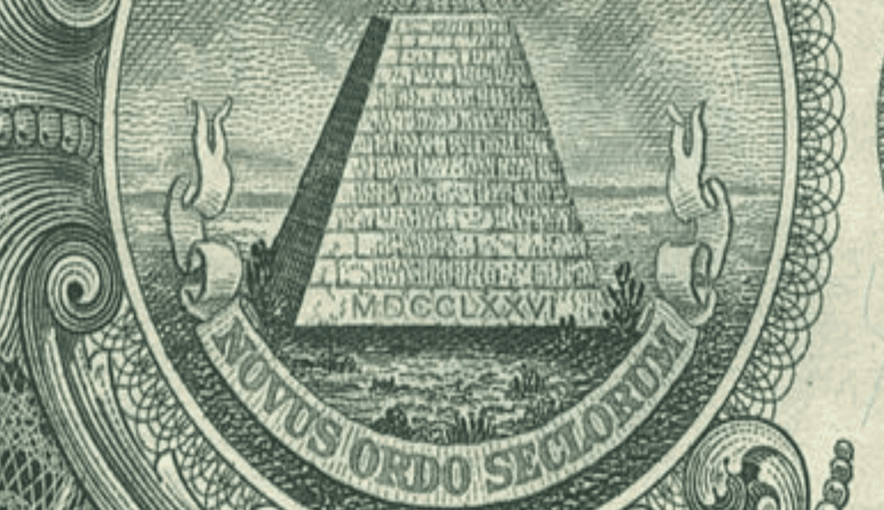 Los 13 niveles de la pirámide, ha sido relacionado con el número 13, la misma cantidad de grados que tiene el rito de iniciación masónica. Además, han sido relacionados con “Bilderberg”, uno de los grupos de empresarios más influyentes del mundo, que tiene 39 miembros permanentes y está dividido en 3 grupos con 13 miembros en cada uno.