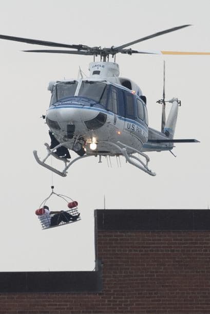 Un helicóptero se lleva a una persona de un techo, cuando la policía respondió al tiroteo en el Comando de la Marina de Guerra de Estados Unidos. Chris Paolino, vocero del Aeropuerto Ronal Regan, dice que que lo aviones continuan aterrizando, pero no hay despegues debido a una orden del FAA (Federal Aviation Administration) Varias personas están heridas, incluso uno o dos policías del área. La marina dice que dispararon a las 8:20 am ET (1320 GMT) en el edificio que alberga al Comando de la Marina de Guerra.