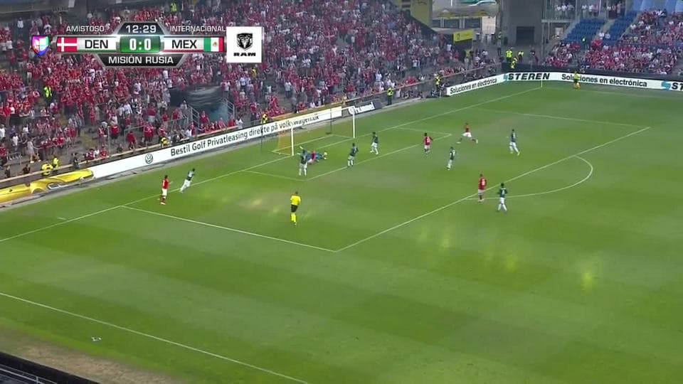 Hugo Ayala despeja el balón y aleja el peligro