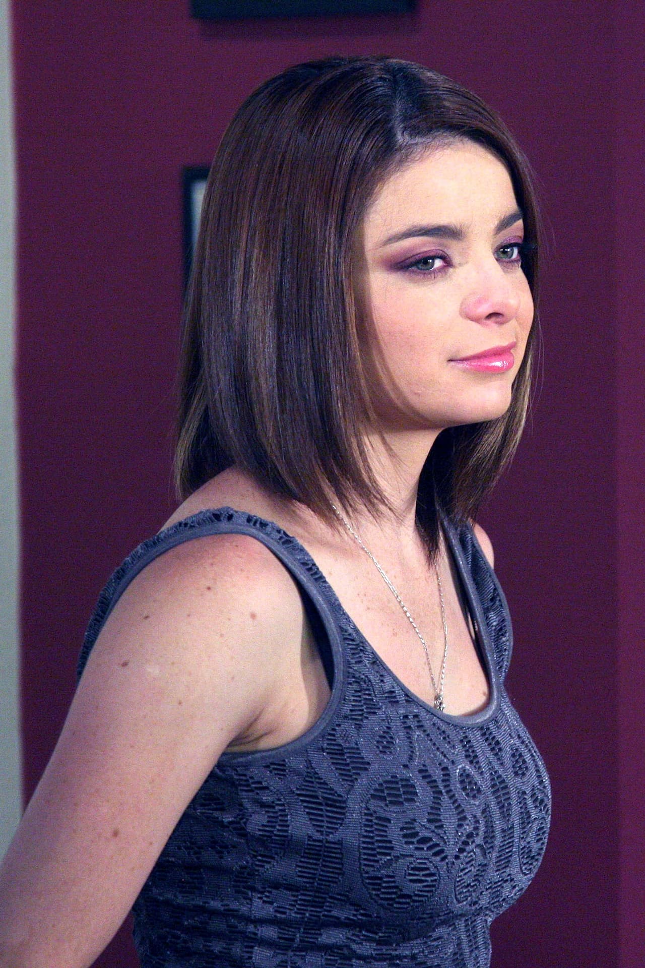 Su siguiente melodrama fue 'Una familia con suerte' en 2011 y ya se veía un
<b><a href="https://www.univision.com/famosos/violeta-isfel-supervisa-el-cambio-de-imagen-de-omar-su-unico-hijo-ahora-luce-como-jack-frost-el-de-frozen-video">cambio en su busto</a></b>.
<br>