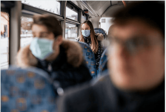 Los viajes largos en auto o autocaravana con muchas paradas en el camino, o los viajes en auto o autocaravana con personas que no están vacunadas o que no viven contigo son opciones menos seguras. Conviene evitar los 
<b>viajes de larga distancia en tren o autobús</b>, o viajar en un crucero.