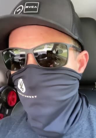 Carlitos Calderón, al igual que sus compañeros no escatima en cuidados y así lo vimos antes del show.