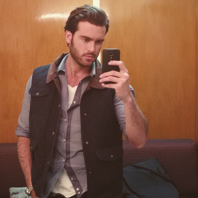 "Afortunadamente he tenido la posibilidad de hablar con él, de mensajearnos", pero ante la insistencia de la prensa por obtener información sobre su plática, el productor solo se limitó a decir "no, ahí le dejamos".
<br>