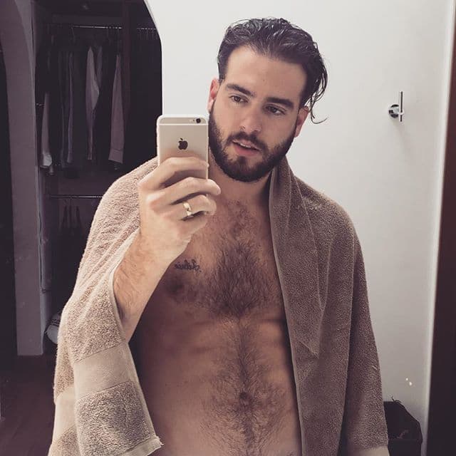 Después de este incidente, el actor causó polémica al participar en la obra 'Cuatro Equis', donde aparecía totalmente desnudo en escena.