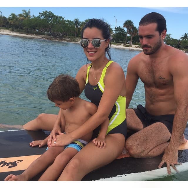 "Está con un ánimo muy grande de volver a estar 
<b><a href="https://www.univision.com/famosos/hijo-de-pablo-lyle-suena-con-que-su-papa-regrese-y-asi-lo-conto-en-su-escuelita-video">con su familia y con sus hijos</a></b>, esperemos que tenga buenas noticias", declaró.
<br>