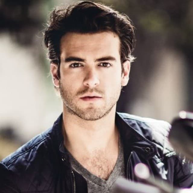 Su primer protagónico lo obtuvo con "La sombra del pasado" junto con Michelle Renaud.