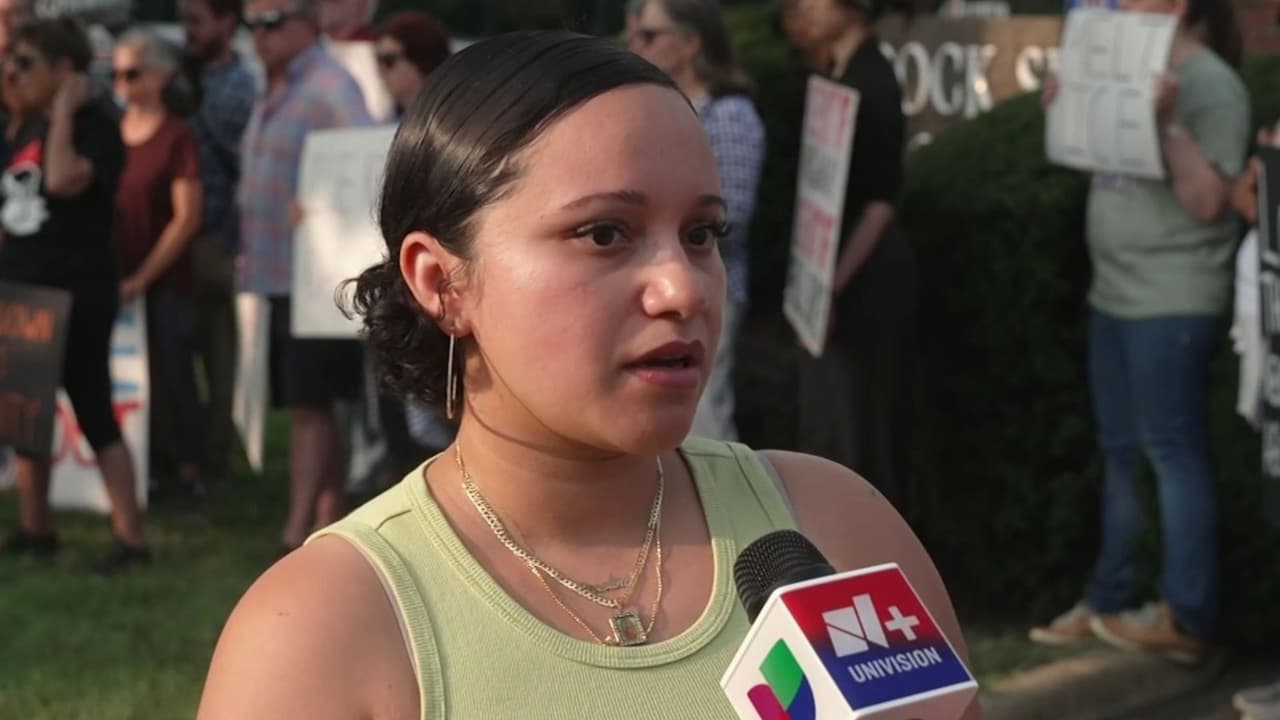 "Me apuntó la pistola”: Mujer hispana acusa a un agente de ICE de encañonarla; ¿qué dice DHS?