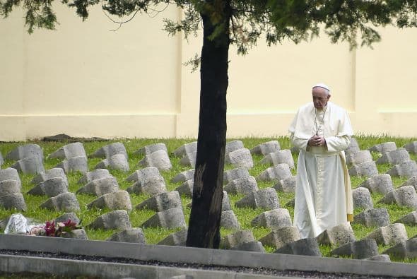 Este camposanto se encuentra en la localidad septentrional de Fogliano Redipuglia, a pocos kilómetros de la frontera con Austria y Eslovenia.