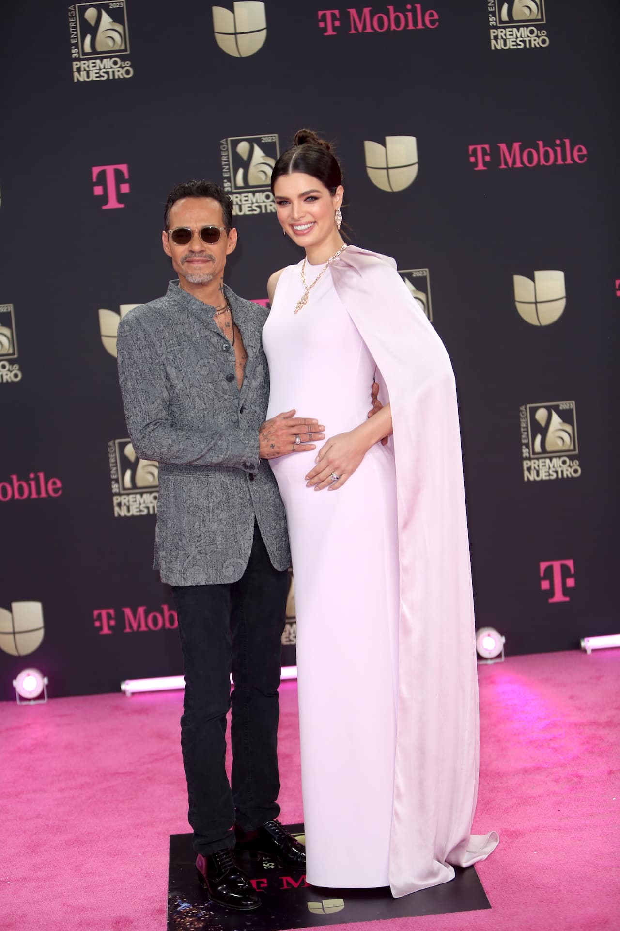 <b>Marc Anthony </b>llegó del brazo de su esposa 
<b>Nadia Ferreira</b>. Los recién casados posaron muy felices presumiendo la pancita de embarazo.