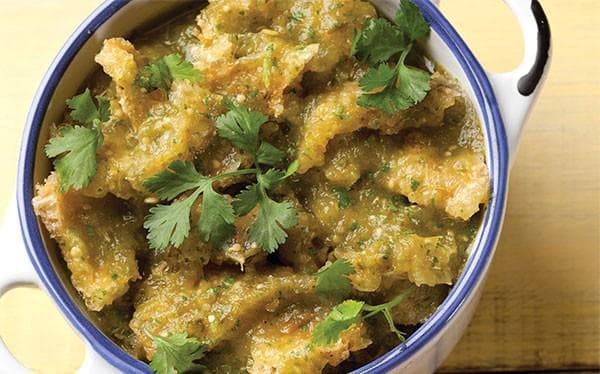 Chicharrón en salsa verde. Un platillo muy fácil de hacer es el chicharrón en salsa verde, los ingredientes que necesitas son: chicharrón, tomatillos verdes, chiles serranos o jalapeños, dientes de ajo, cebolla, ramitas de cilantro, sal y aceite.