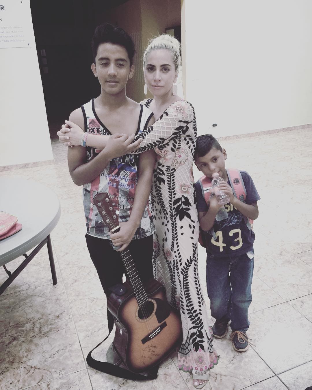 Lady Gaga visita a niños en orfanato de México