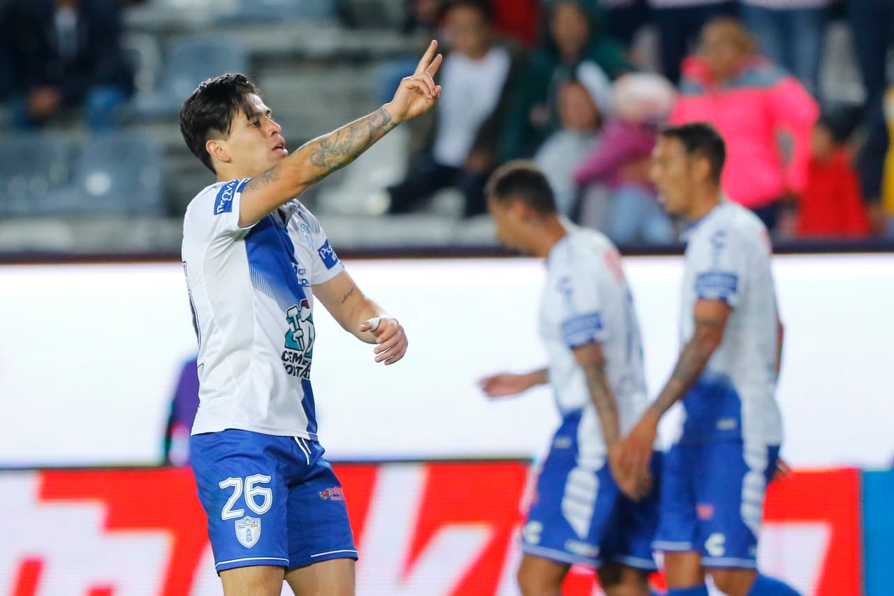 El gol de la tranquilidad llegó al 90'+4 por intermedio del chileno Víctor Dávila (izquierda), el 2-0 definitivo para el Pachuca.