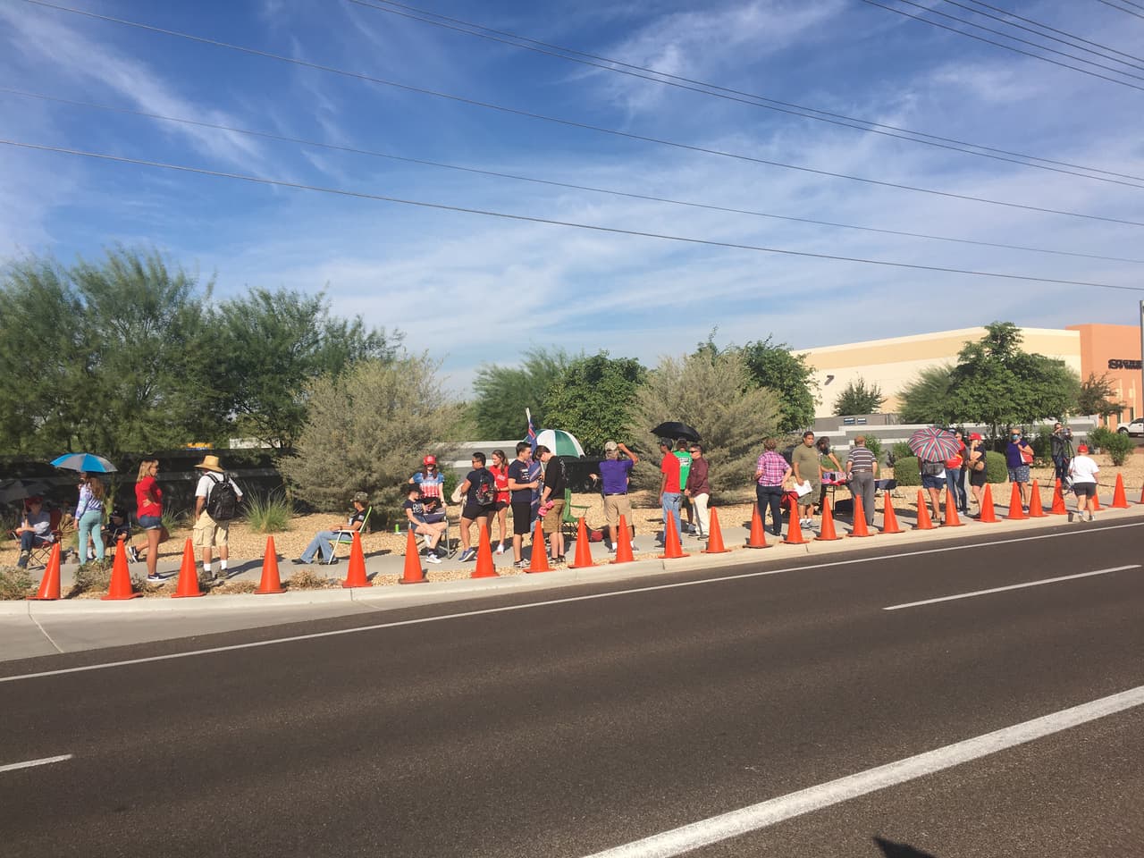 Decenas de personas llegaron desde temprano para participar en el encuentro con el vicepresidente 
<b>Mike Pence</b> que llega este jueves 
<b>Arizona</b> para promover el
<b> voto temprano</b> entre los seguidores de la reelección del presidente 
<b>Donald Trump</b>.