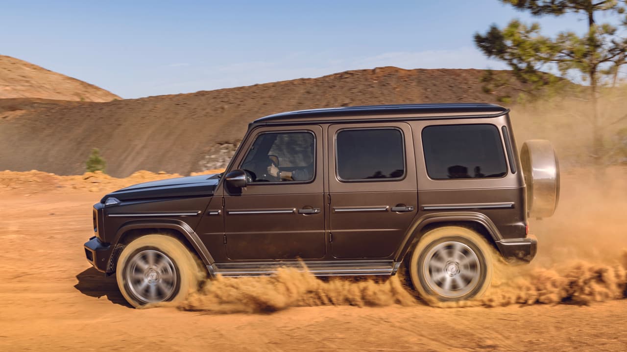 Las ventanas de la nueva Mercedes-Benz Clase-G son también
<b>más grandes </b>que las del vehículo que reemplaza, como efecto de la estilización del primer y último pilar, cuyo grosor en el diseño anterior dificultaba la visibilidad.