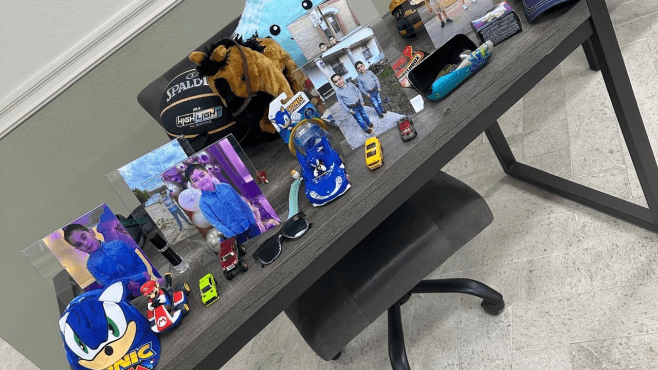 <b>Josué Martínez, el padrastro de los niños, también tuvo su funeral </b>y fue sepultado en Nuevo Laredo, Tamaulipas, del lado mexicano. El hermano de Erika dijo que fueron a su sepelio. Josué es parte de la familia Martínez: casi todos los muertos eran sus familiares.
<br>
<br>Protección Civil de Nuevo León identificó a las víctimas como:
<br>
<br>
<b>Adultos</b>
<br>María Martínez
<br>Martha Martínez
<br>Josué Martínez
<br>Mariela Martínez
<br>Melanie Martínez
<br>Gregorio Martínez
<br>Guadalupe Martínez
<br>Juan Rosales
<br>
<br>
<b>Menores de edad:</b>
<br>Eduardo Quintanilla
<br>Emiliano Quintanilla
<br>Gael Martínez, 10 años
<br>Yaretzi Martínez (edad no especificada)