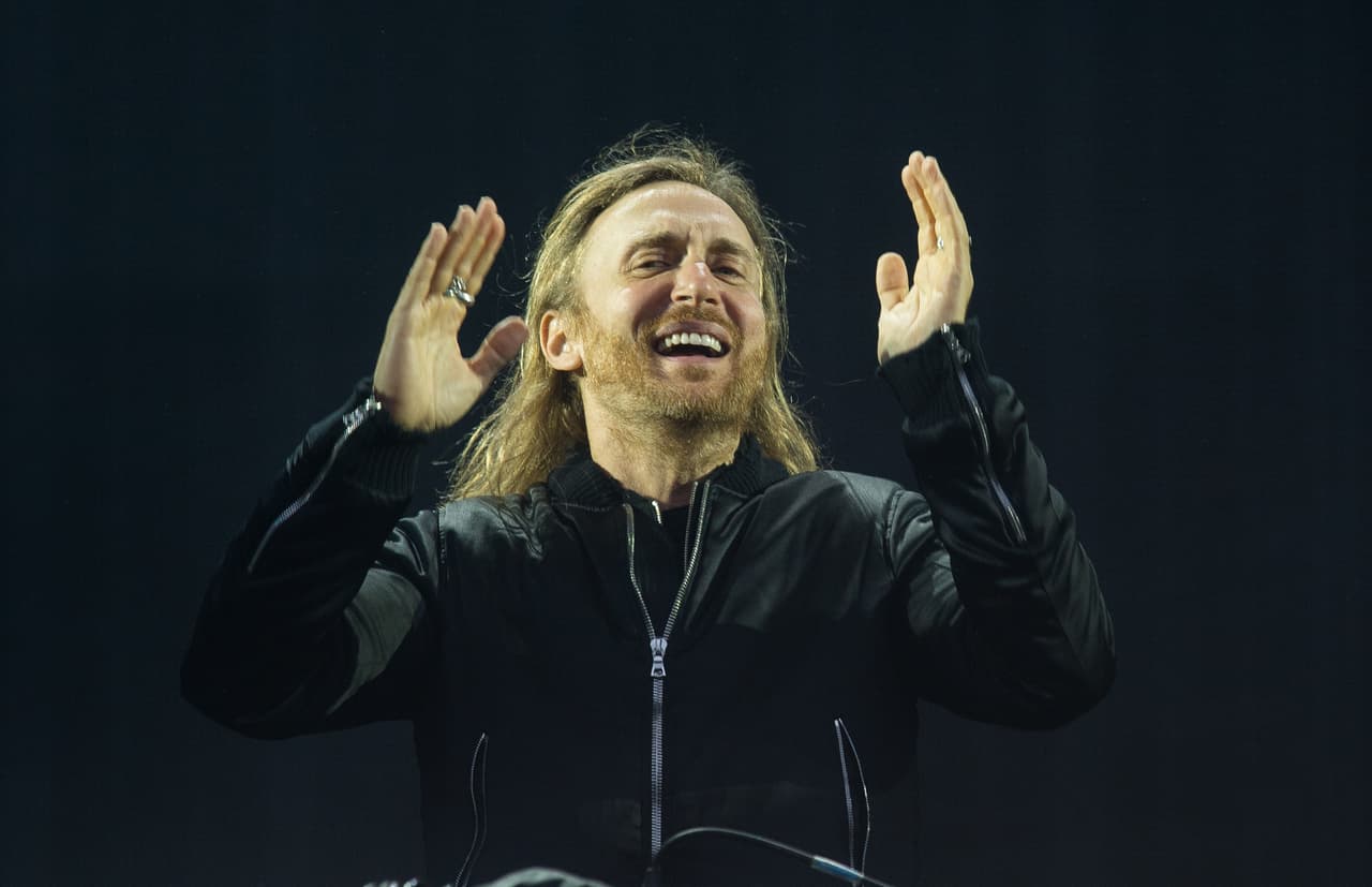 Es considerado uno de los mejores DJ´s del mundo, David Guetta el próximo 7 de noviembre tendrá 50 años cumplidos, el género que maneja es música electrónica, es productor discográfico especializado en sonido house y dance.
