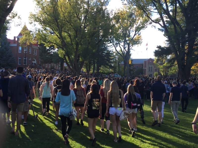 Estudiantes y personal universitario de la Universidad del Norte de Arizona (NAU) realizaron una marcha que buscar unir y dar consuelo tras el tiroteo que dejó un estudiante muerto.