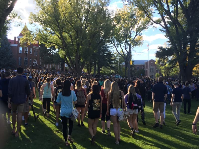 Estudiantes y personal universitario de la Universidad del Norte de Arizona (NAU) realizaron una marcha que buscar unir y dar consuelo tras el tiroteo que dejó un estudiante muerto.
