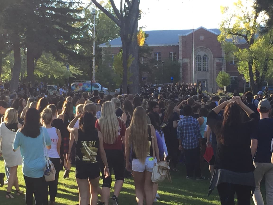 Estudiantes y personal universitario de la Universidad del Norte de Arizona (NAU) realizaron una marcha que buscar unir y dar consuelo tras el tiroteo que dejó un estudiante muerto.