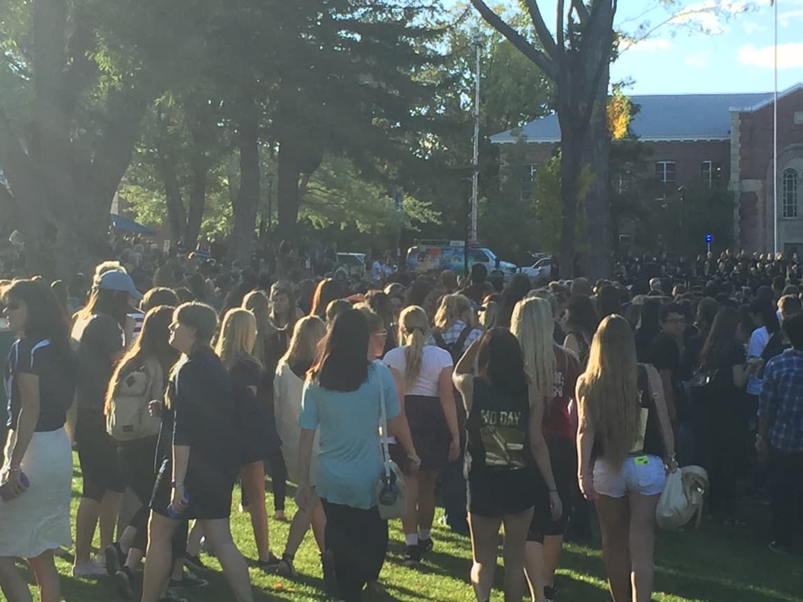 Estudiantes y personal universitario de la Universidad del Norte de Arizona (NAU) realizaron una marcha que buscar unir y dar consuelo tras el tiroteo que dejó un estudiante muerto.
