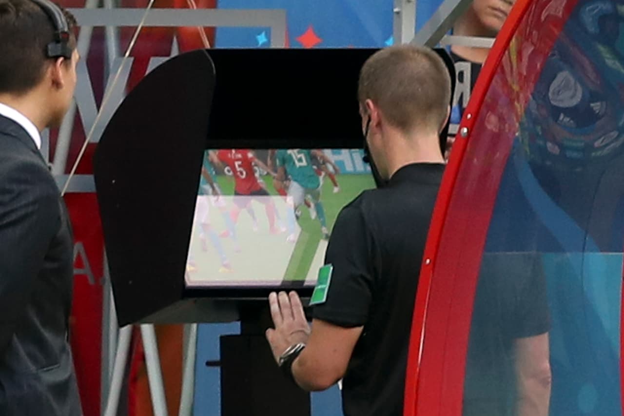 El árbitro tuvo que revisar el VAR por posible fuera de juego, pero quien dio el último toque fue Kroos y dejó habilitado al jugador.