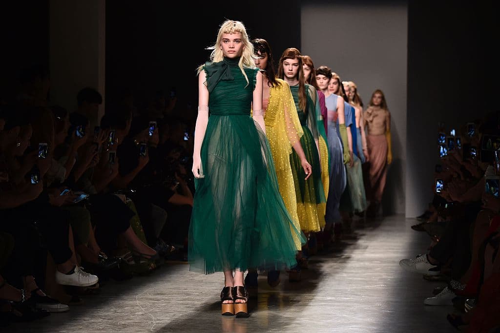 Rochas presentó una serie de vestidos hechos a base de telas de presencia más interesante, con estampados y bordados detallados.