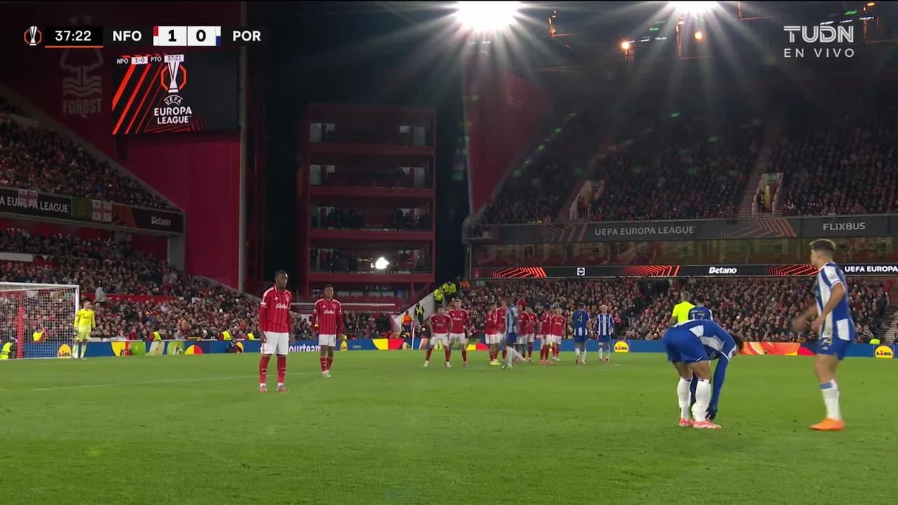 ¡TIRO ATAJADO! disparo por Alan Varela.