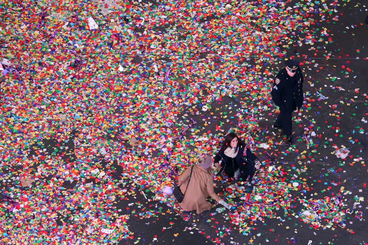 <b>Dile adiós a la decoración basura.</b> El confeti y las serpentinas es una decoración que suele llamar mucho la atención entre los niños, por lo que no sería de extrañar que con el paso de la noche jueguen a aventársela, causándote un gran problema a la mañana siguiente.