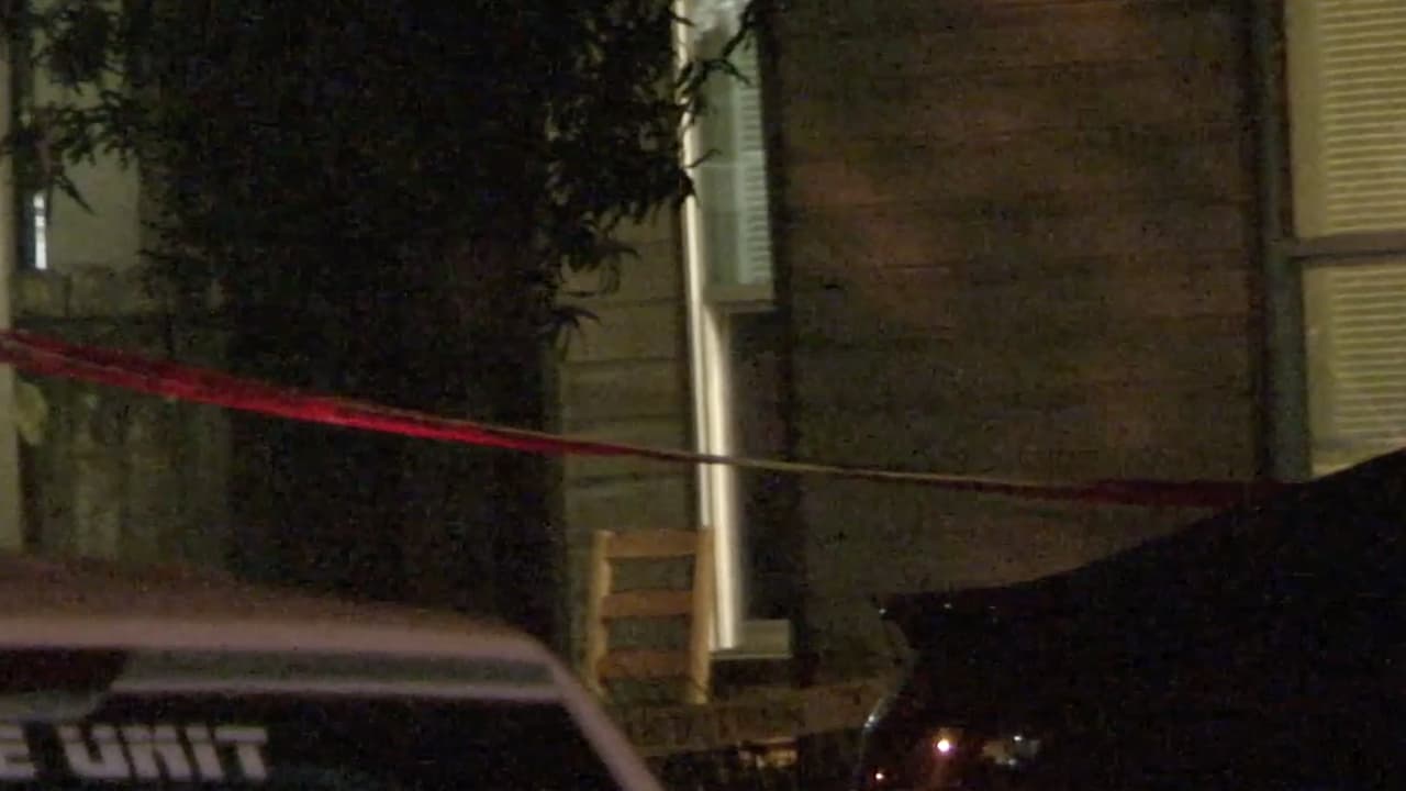 El joven llamó al menos dos veces a su hermano diciendo que alguien intentaba entrar a la casa, luego llamó a la policía.