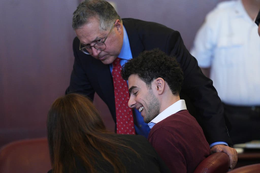 Luigi Mangione enfrenta 20 cargos entre los estados de Nueva York y Pensilvania, que lo 
<b>exponen a la pena de muerte </b>de resultar culpable. Dos días antes de Navidad respondió a las últimas 11 acusaciones, sin perder la sonrisa.