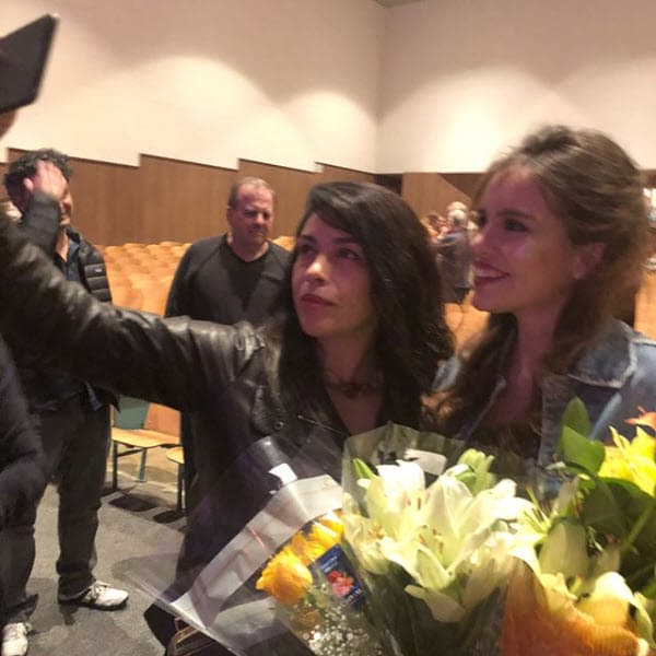 La joven actriz recibió flores y se tomó algunas fotografías con el público asistente.