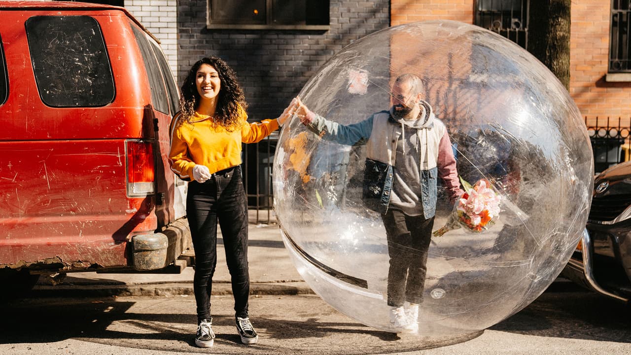 Y as铆, dentro de la burbuja,
<b>Jeremy</b> respet贸 el distanciamiento humano y al mismo tiempo pudo conocer y pasear con
<b>Tori</b>.