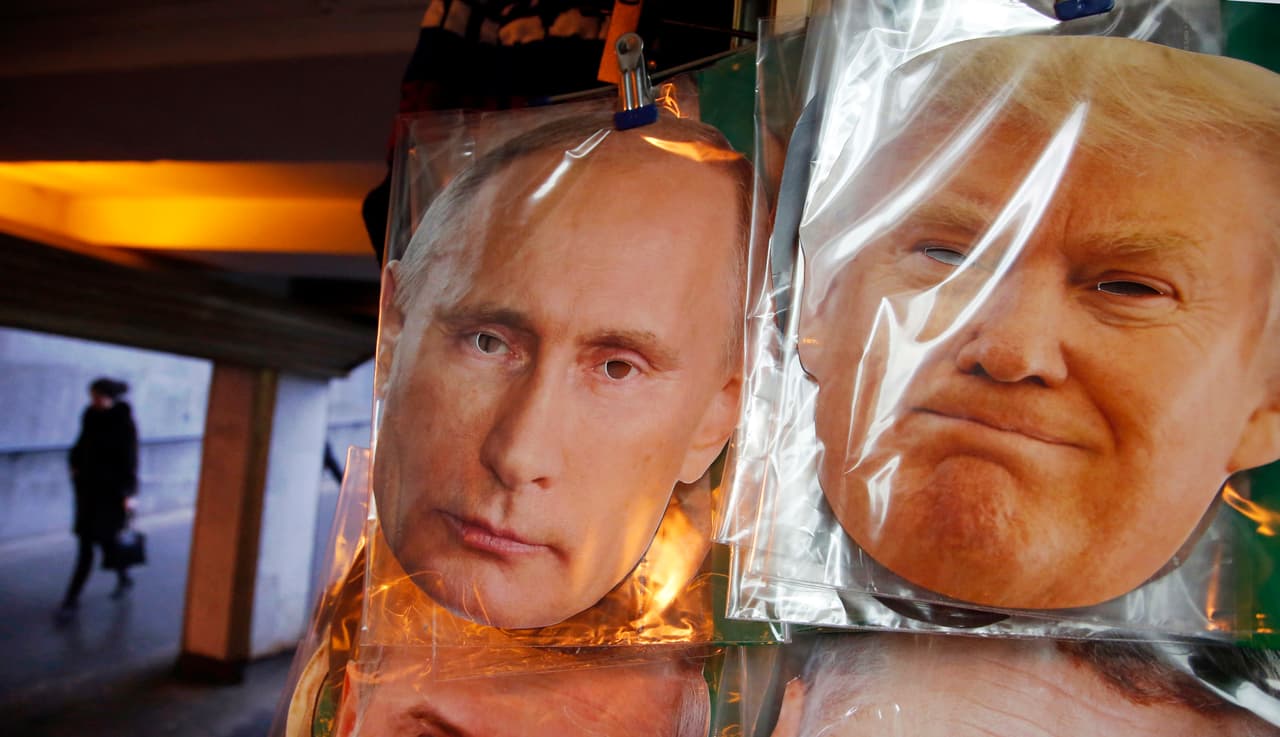 SAN PETERSBURGO, RUSIA.-
<b>Máscaras. </b>Caras de
<b> </b>Putin y Trump en una tienda de souvenirs de la ciudad.