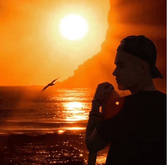 A través de sus redes sociales Jeremi Bieber, padre del cantante, publicó esta instántanea a la que agregó: "¡Orgulloso es decir poco! ¡Emocionado por el próximo capítulo!".