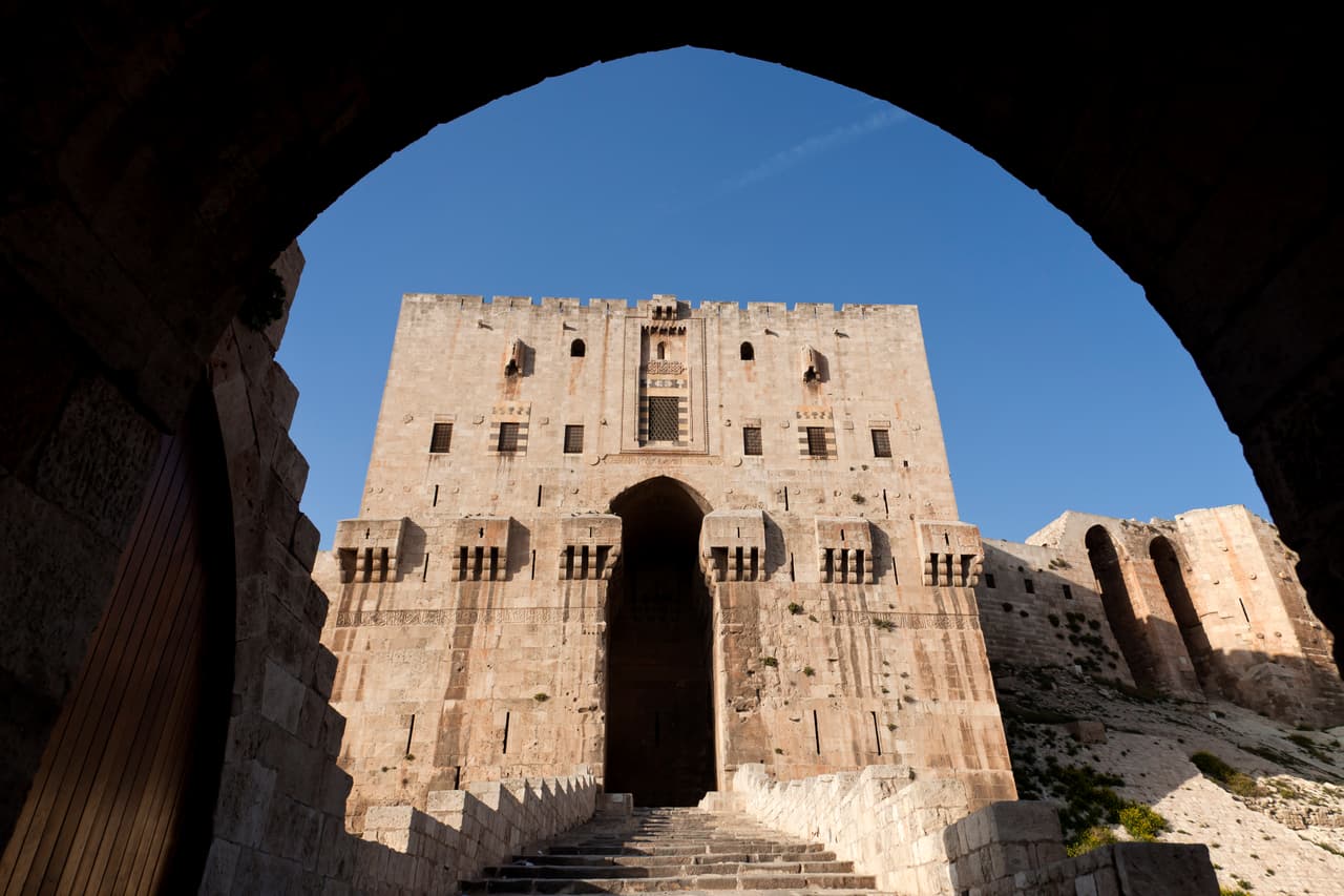 <b>Siria</b> 
<br>
<br>
<b>Ciudad antigua de Alepo.</b>
<br>
<br>Además de los peligros derivados de la guerra civil en este país, 
<a href="https://whc.unesco.org/en/list/21"><u>la UNESCO recomienda</u></a> “fomentar los enfoques tradicionales de conservación, restauración, reparación y mantenimiento de la estructura de los edificios”. 
<br>
<br>
<b>Otros patrimonios en peligro en este país:</b>
<br>
<br>
<b>Antigua ciudad de Bosra.</b>
<br>
<br>
<b>Antigua ciudad de Damasco.</b>
<br>
<br>
<b>Antiguas aldeas del norte de Siria.</b>
<br>
<br>
<b>Crac des Chevaliers y Qal'at Salah El-Din.</b>
<br>
<br>
<b>Palmyra.</b>
<br>