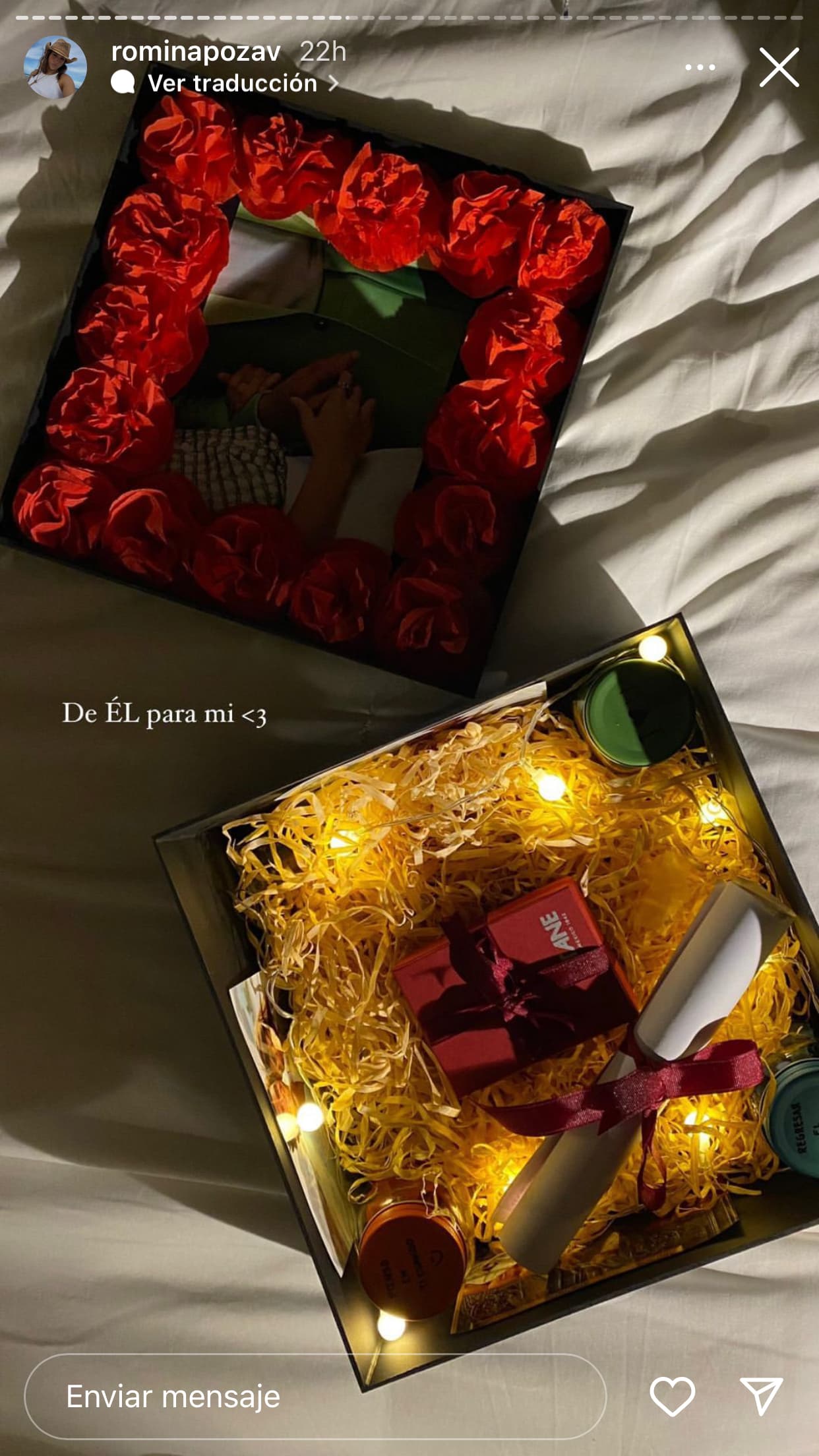 La sorpresa incluía varios detalles, entre ellos flores, una fotografía, una carta y en medio lo que parecía ser una joya.