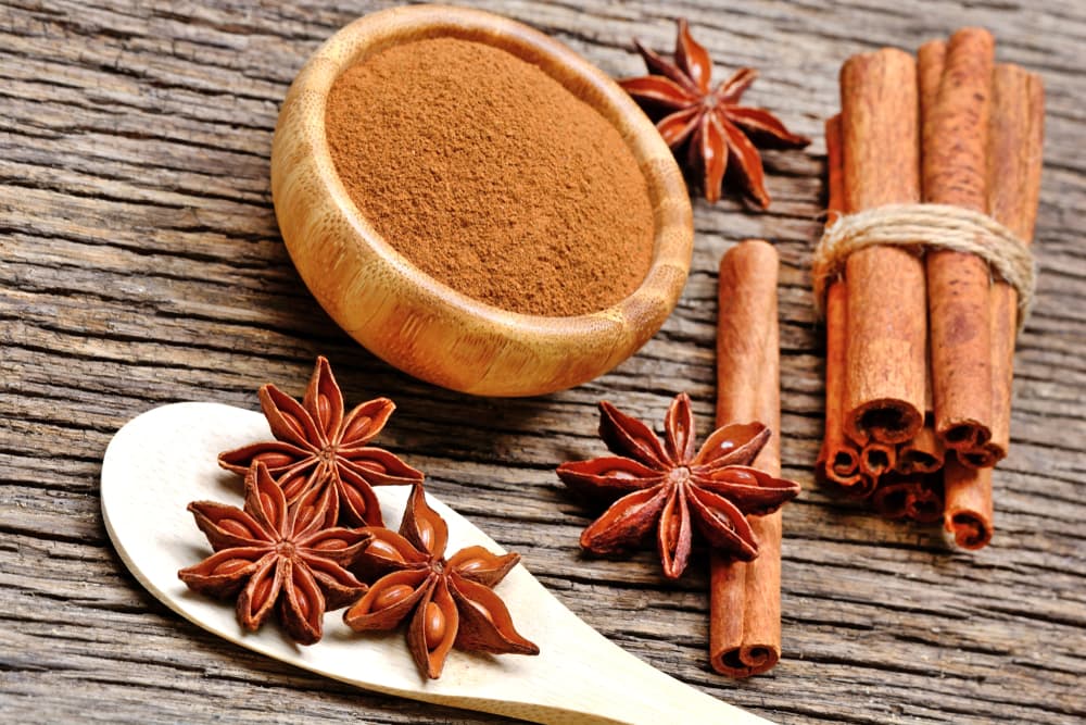 También anís, ya sea en polvo o en estrella, y que es buenísimo para atraer la buena suerte en las finanzas.