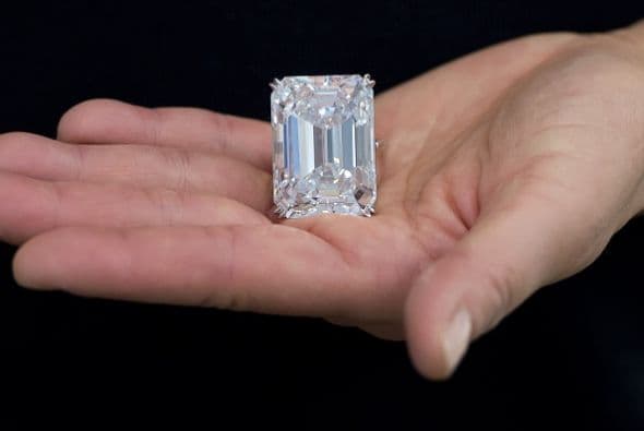 Gary Schuler, jefe del departamento de joyería de Shotheby's en Nueva York, se refirió la piedra como "la definición de la perfección".
