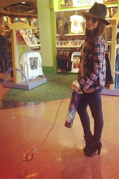 La guapa conductora se divierte paseando a su perro invisible. ¡Queremos uno así!