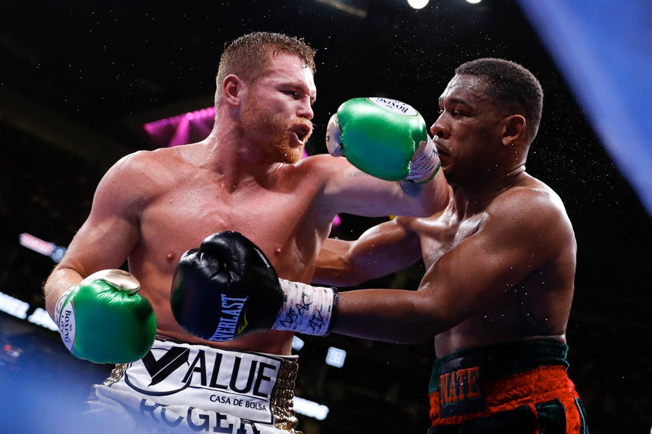 Con sus últimas fuerzas, Canelo Álvarez (izquierda) logró conectar un golpe más en el round 12 para cerrar la pelea.