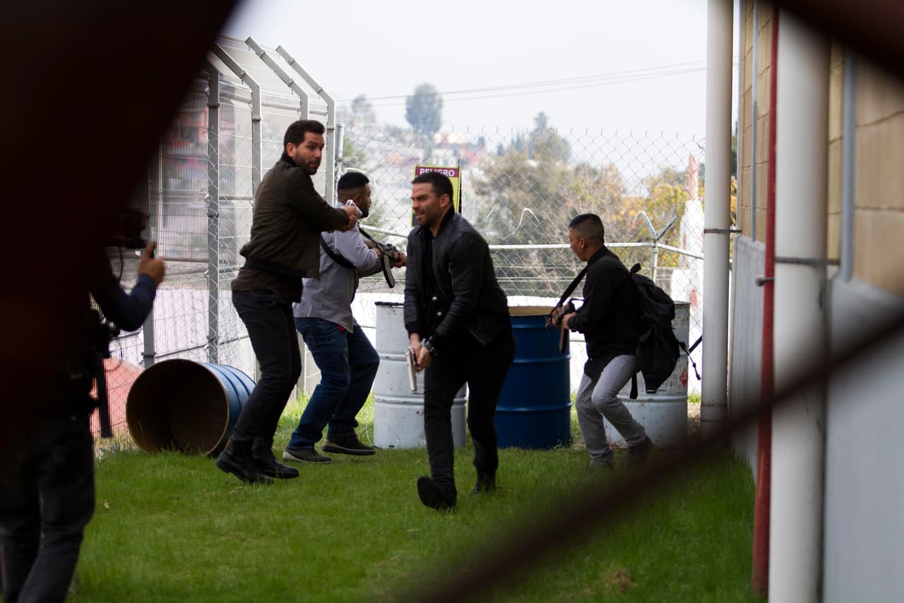 Pero John, Óscar y sus hombres no se dieron por vencidos y salieron corriendo a punta de pistola.